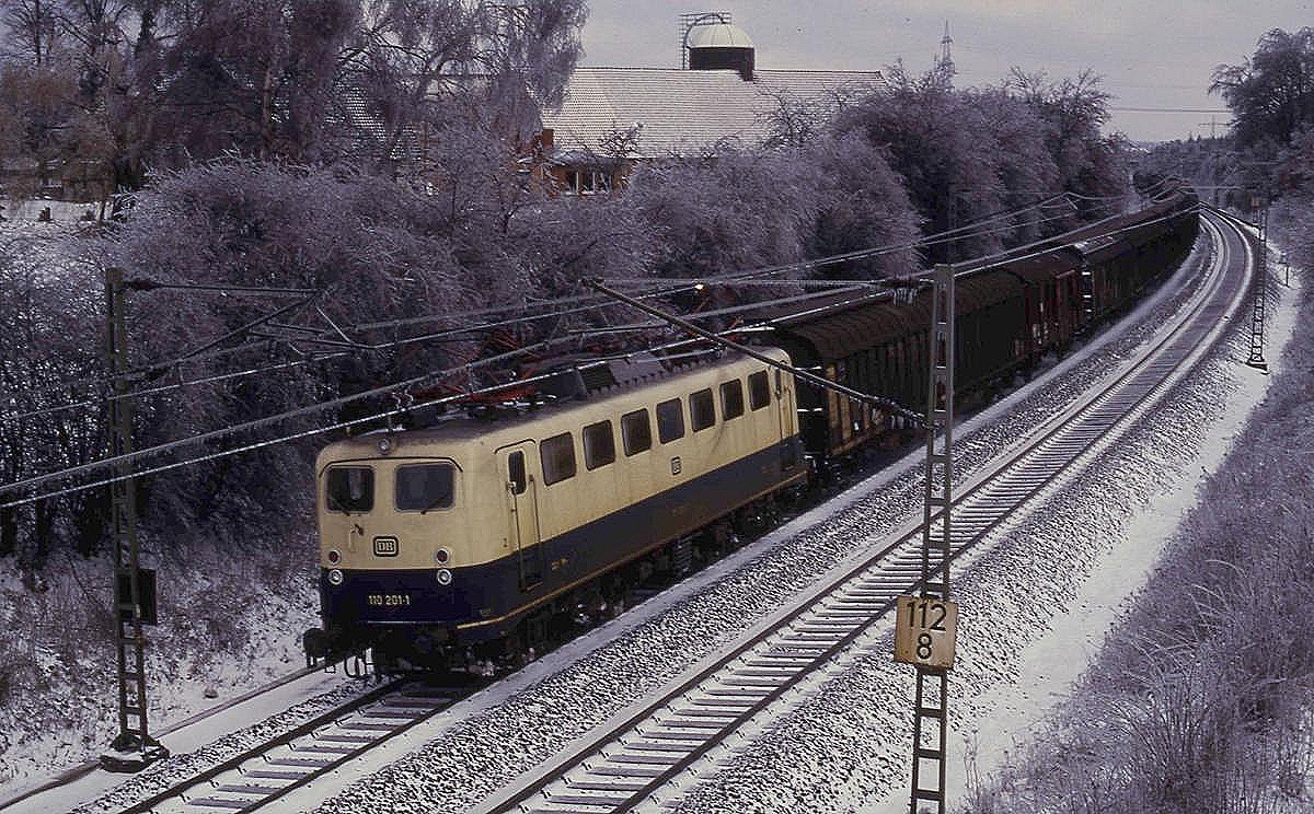 Am 3.3.1987 normalisierte sich der Zugverkehr nach einem Eisregen erst wieder sehr spät. Die Züge fuhren mit bis dahin ungewohnter Bespannung. So zog hier 110201 einen Güterzug um 11.19 Uhr durch Osnabrück - Hörne in Richtung Münster.  