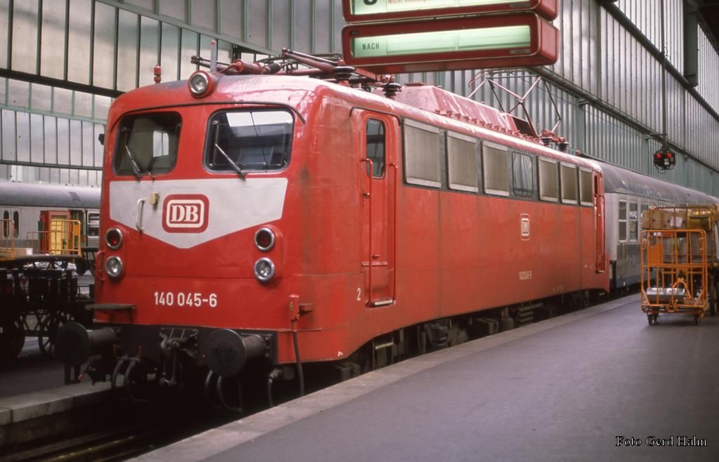 Am 3.3.1989 war eine rote 140zig noch etwas Besonderes!
Um 10.55 Uhr stand 140045 in neuem Farbkleid mit Silberlingen auf Gleis 5 im Stuttgarter Hauptbahnhof.