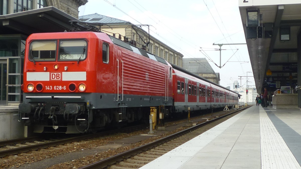 Am 3.4.12 stand 143 628 mit einer S-Bahn der Linie 2 im Nürnberger Hauptbahnhof.
In Kürze wird sie die Fahrt nach Roth fortsetzen. 