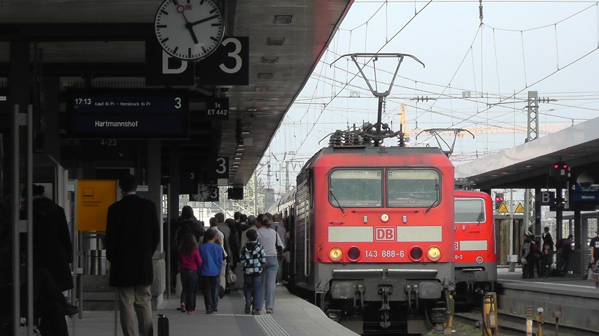 Am 3.4.12 war die 143 888-6 mit einer S-Bahn auf der Nürnberger S1 unterwegs.
Hier endet der Zug außerplanmäßig im Bahnhof Nürnberg aufgrund einer Streckensperung und fuhr ohne weiter in Richtung Fürth zu fahren direkt zurück nach Hartmannshof. 