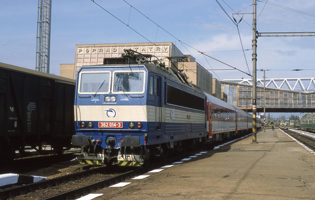 Am 3.5.2003 hlt die slowakische Elektrolok 362014 mit einem Intercity nach
Kosice um 9.28 Uhr im Bahnhof Poprad Tatry.