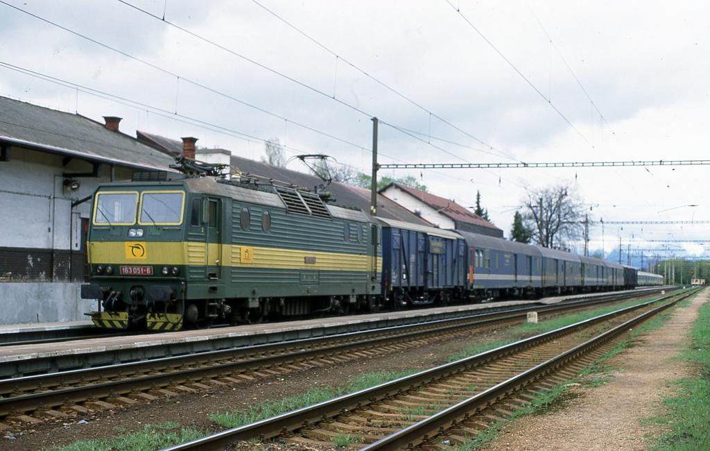 Am 3.5.2003 ist in Liptovsky Mikulas der von 163051 gezogene Postzug
aus Vrutky angekommen.