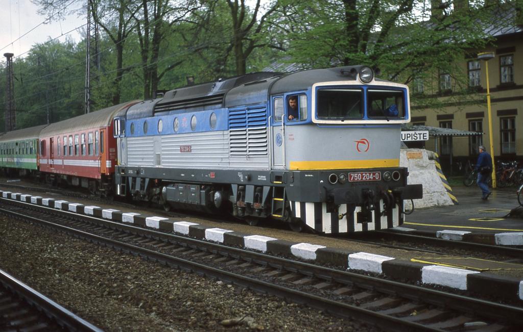 Am 3.5.2003 schob die 750204 ihren Zug in die Abstellgruppe am Bahnhof
Vrutky.