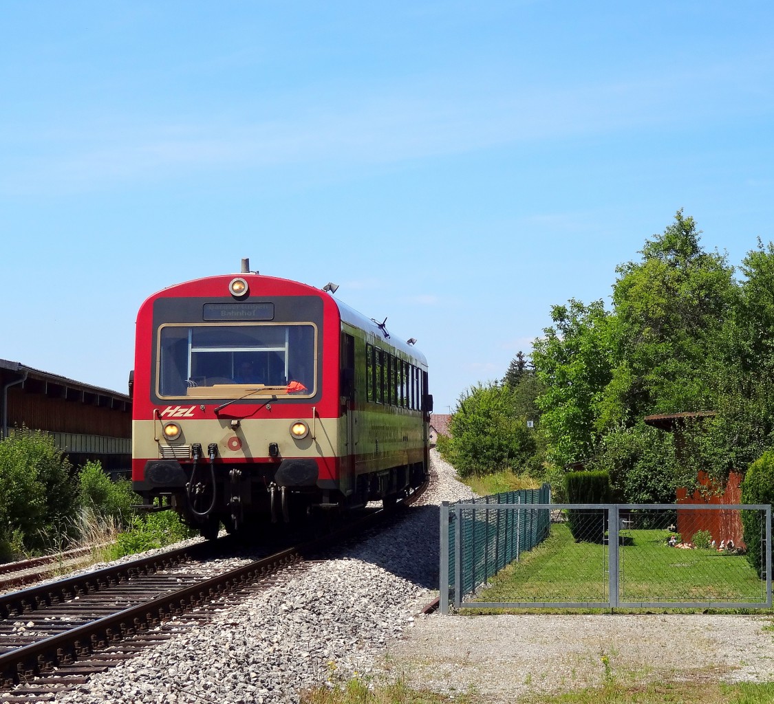 Am 3.7.14 ist ein Triebwagen der Baureihe 650 ausgefallen und als kurzfristiger Ersatz pendelte nun ein NE81 auf der KBS768 auf der regulären Linie Hechingen - Gammertingen. 
Aufgenommen bei der Abfahrt von Hechingen auf die  untere  Strecke, nämlich der 768. 
Hier kommt auch die 767 aus Eyach zusammen. 