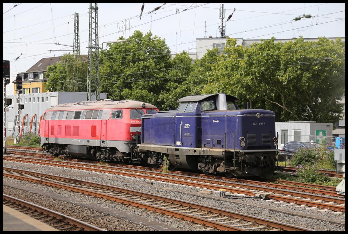 Am 3.8.2020 standen die SMR 212024 und die 225133 um 11.00 Uhr im HBF Düsseldorf und warteten auf ihren nächsten Bauzug Einsatz.