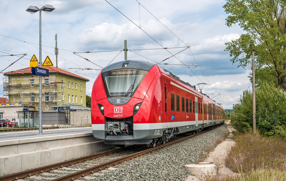 Am 3.9.20 wendete 1440 531 in Dombühl. Das Gerüst am Empfangsgebäude zeigt, dass es über drei Jahre nach der S-Bahn-Eröffnung endlich renoviert wurde. 