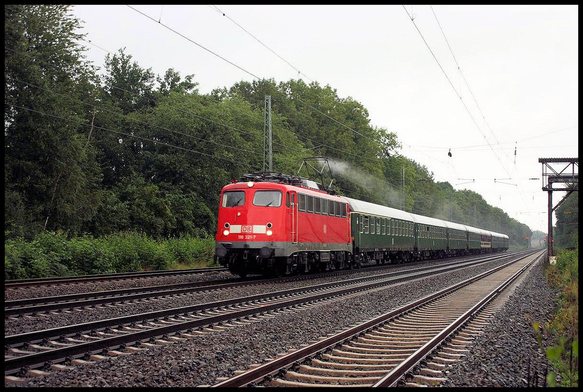 Am 3.9.2006 war reger Sonderverkehr auf der Rollbahn auf dem Stück Osnabrück nach Münster. 
110321-7 kommt hier mit einem Partyzug nach Münster durch den Bahnhof Natrup Hagen.