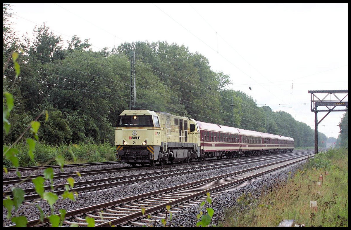 Am 3.9.2006 war reger Sonderverkehr auf der Rollbahn auf dem Stück Osnabrück nach Münster. 
Die  Bierkiste  der WLE in Form der Lok 21 kam mit einem Müller Party Zug zurück nach Münster und kommt hier durch den Bahnhof Natrup Hagen.