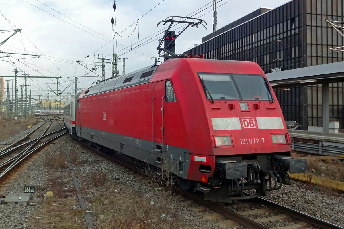 Am 3.Januar 2020 svchiebt 101 072 ein IC nach Ulm aus Stuttgart Hbf aus.