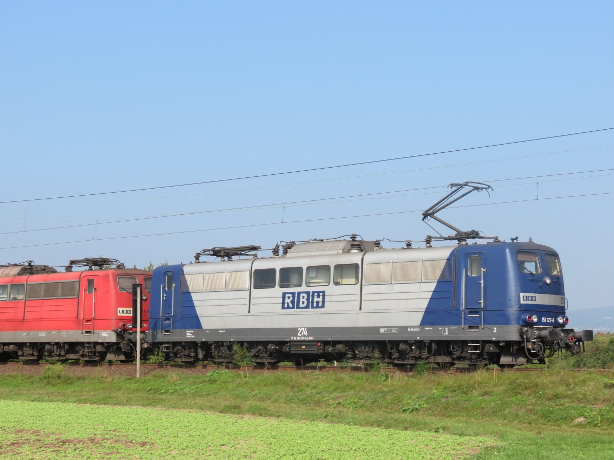 Am 3.Oktober 2014 fuhren die RBH-Loks 151 127 (RBH Nr. 274) und 151 079 einen Gterzug die linke Rheinstrecke gen Sden. 