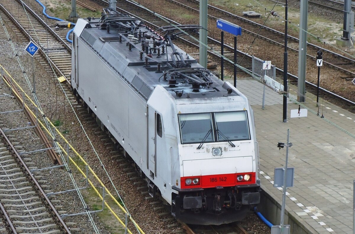 Am 4 April 2014 steht NS Reizigers 186 142 abgestellt in Breda (NL). Wegen der Umbau des Bahnhofes wurde ein Füssgangerbrücke über die Gleise gebaut, den nür zwei Jahre stand und in 2016 verschwand.