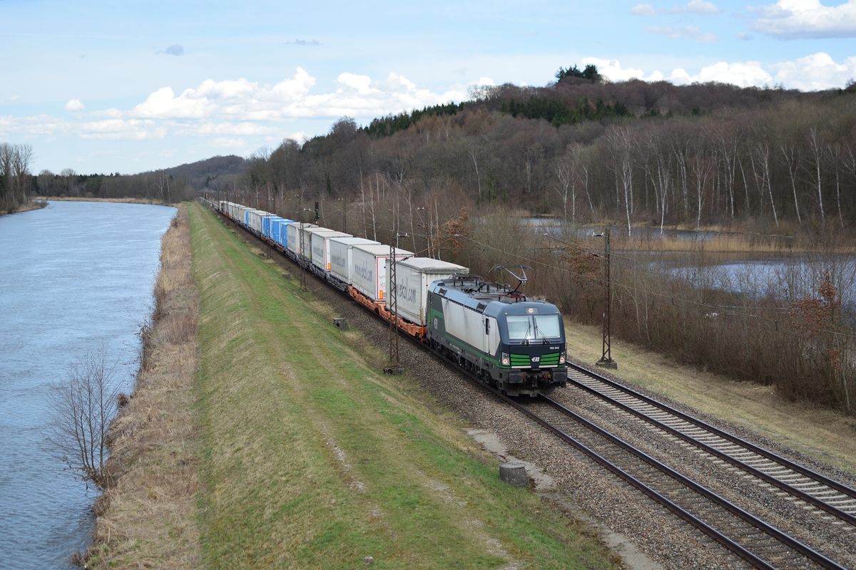 Am 4. April 2018 zieht 193 244 den ekol-Zug Richtung Stuttgart, hier kurz vor Günzburg.
