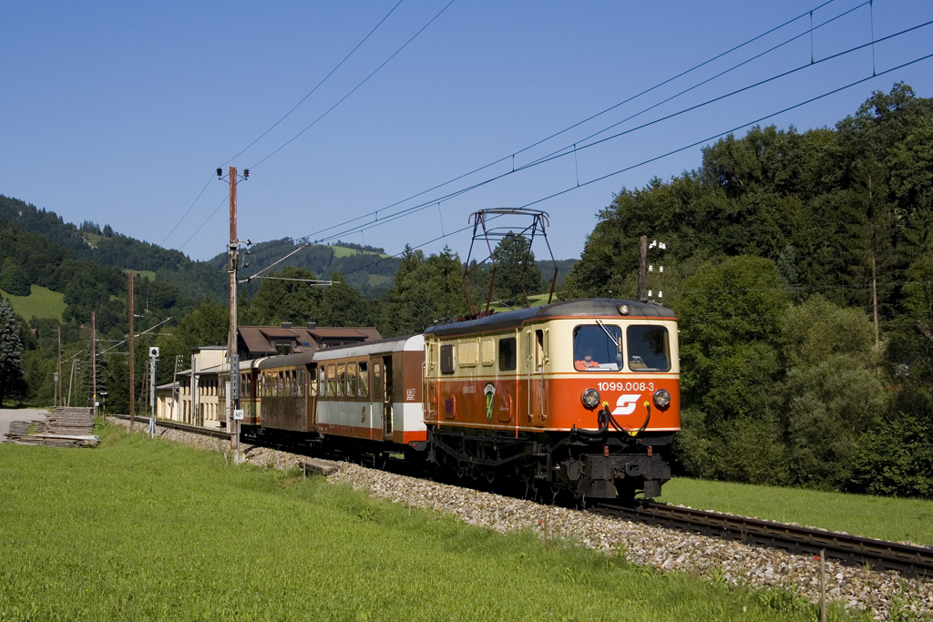 Am 4. August 2010 ist 1099 008  Berta  mit dem Regionalzug 6837 (St. Pölten Hbf - Laubenbachmühle) unterwegs und wird in wenigen Minuten Frankenfels erreichen. 