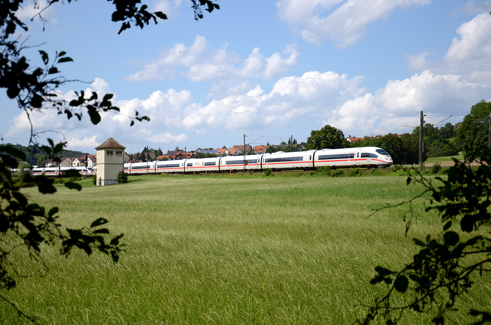 Am 4. August 2014 begegneten mir zwischen Lonsee und Westerstetten die beiden Triebzüge 352  Mönchengladbach  und 336  Ingolstadt  als ICE 517 auf ihrem Weg von Dortmund nach München.