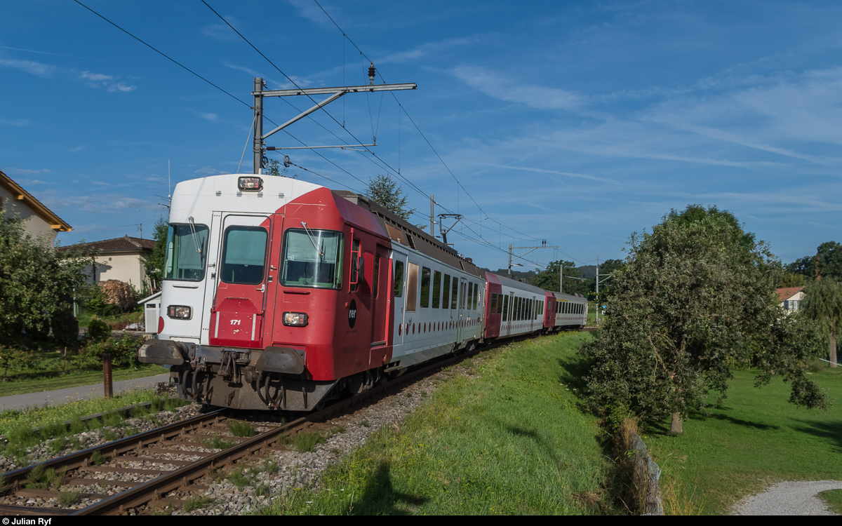 Am 4. August 2016 unternahm ich einen weiteren Anlauf, die TPF RBDe 567 zu Fotografieren, nachdem ich beim ersten Mal etwas Wolkenpech hatte. Aus verschiedenen Gründen wählte ich dafür wieder die selben Stellen in Belfaux. Bei prächtigem Sonnenschein fährt RBDe 567 171 auf seinem Weg von Yverdon nach Fribourg in Belfaux CFF ein. Interessanterweise verkehrt dieser Pendel zurzeit mit einem Steuerwagen mit eckiger Kopfform.