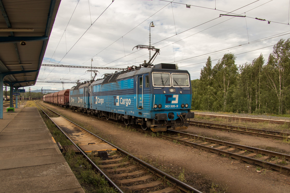 Am 4. August 2017 kamen 363 505-9 und 363 516-6 gegen Nachmittag am Bahnhof Nove Sedlo u Lokte an. Die Wagen sind gerade abgekuppelt worden und die beiden Loks fahren langsam davon. 