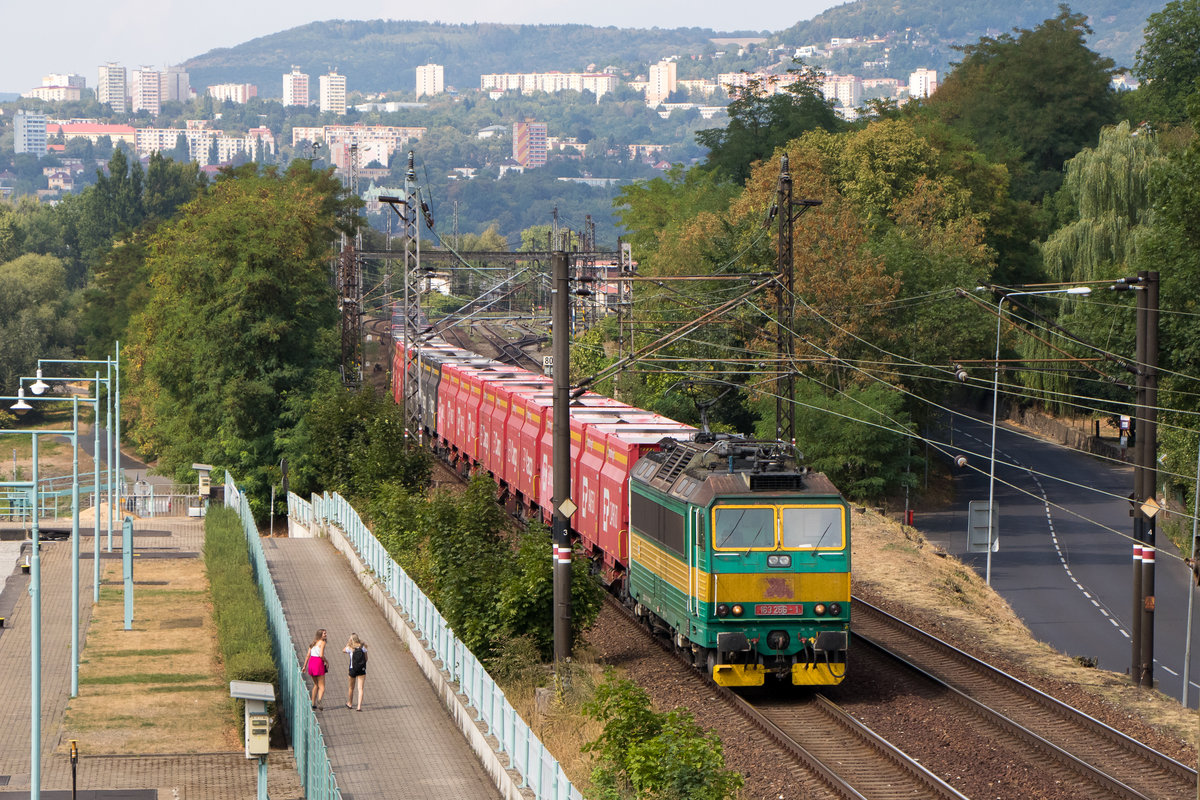 Am 4. August 2018 hat sich der Fotograf aber gefreut, dass es als Abschlussfoto noch eine Lok in alter Farbgebung zu bestaunen gab. 163 256-1 mit einem Ganzzug, abgelichtet in Usti nad Labem. 