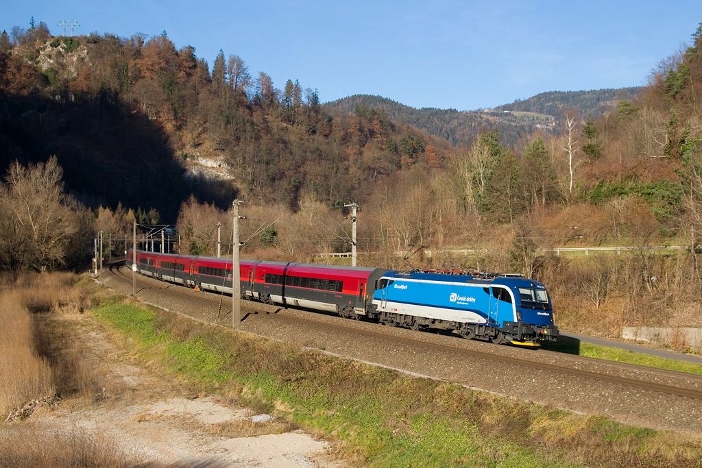 Am 4. Dezember 2015 ist 1216 237 mit rj 71 (Praha hl. n. - Graz) bei Peggau unterwegs.