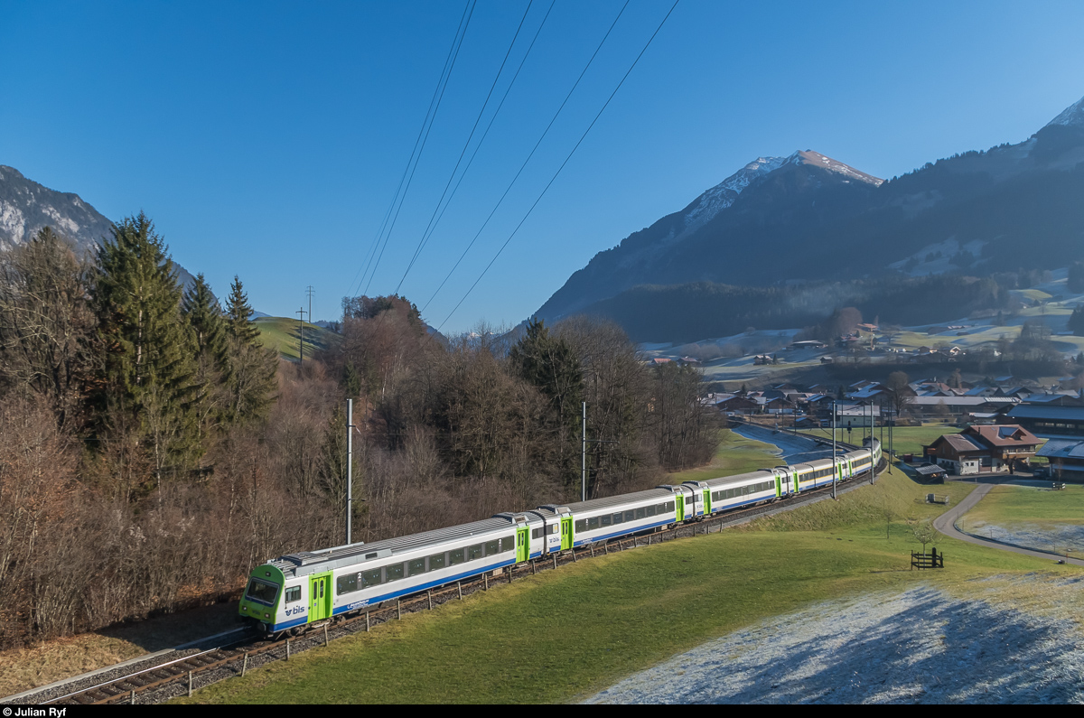 Am 4. Dezember 2016 wird ein EW-III-Pendelzug als RE Interlaken Ost - Zweisimmen von der Re 420 502 bei Oey in Richtung Erlenbach - Zweisimmen geschoben. Im Hintergrund sieht man die Rückseite des Niesen.