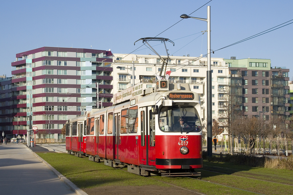 Am 4. Dezember 2019 ist E2 4017 + c5 1417 als Linie D in der Hlawkagasse in Richtung Absberggasse unterwegs. 