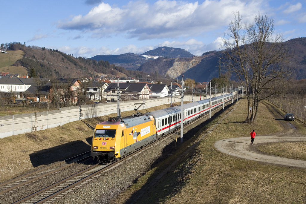 Am 4. Februar 2021 ist 101 030 mit dem IC 719  Ennstal  (Salzburg Hbf - Graz Hbf) bei Stübing unterwegs. 