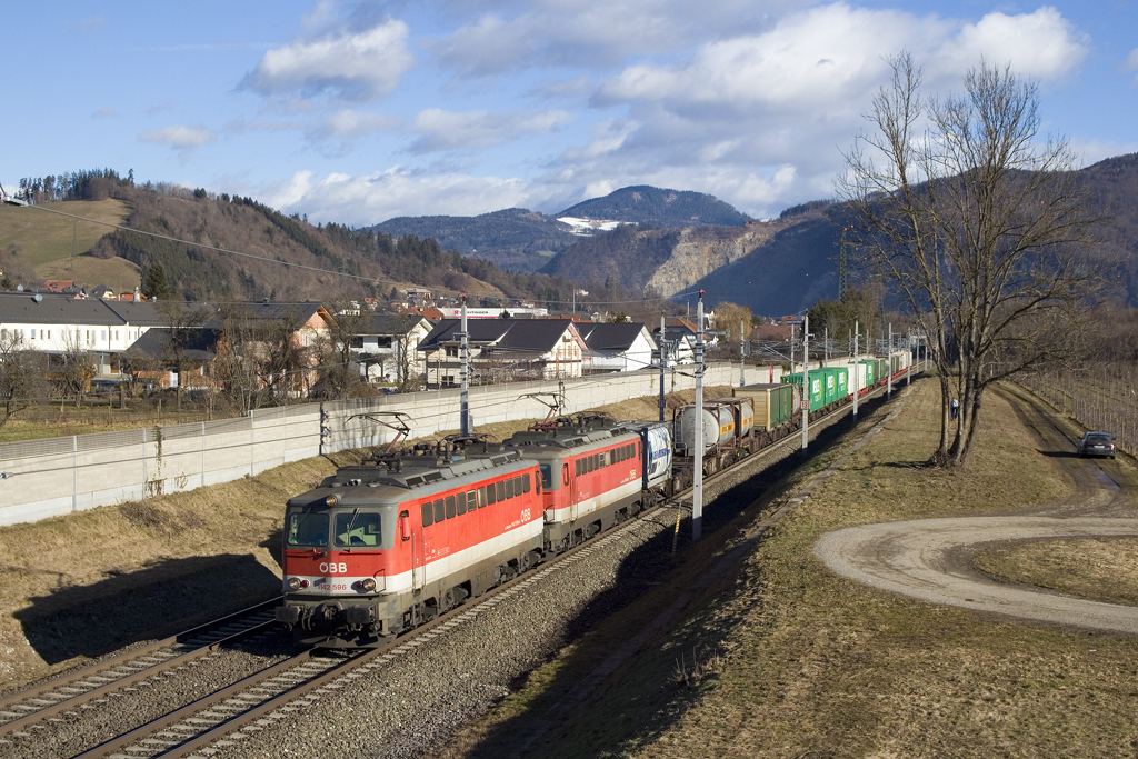 Am 4. Februar 2021 ist 1142 596 zusammen mit 1142 626 mit dem Wenzel-Zug bei Stübing in Richtung Kalsdorf unterwegs. 