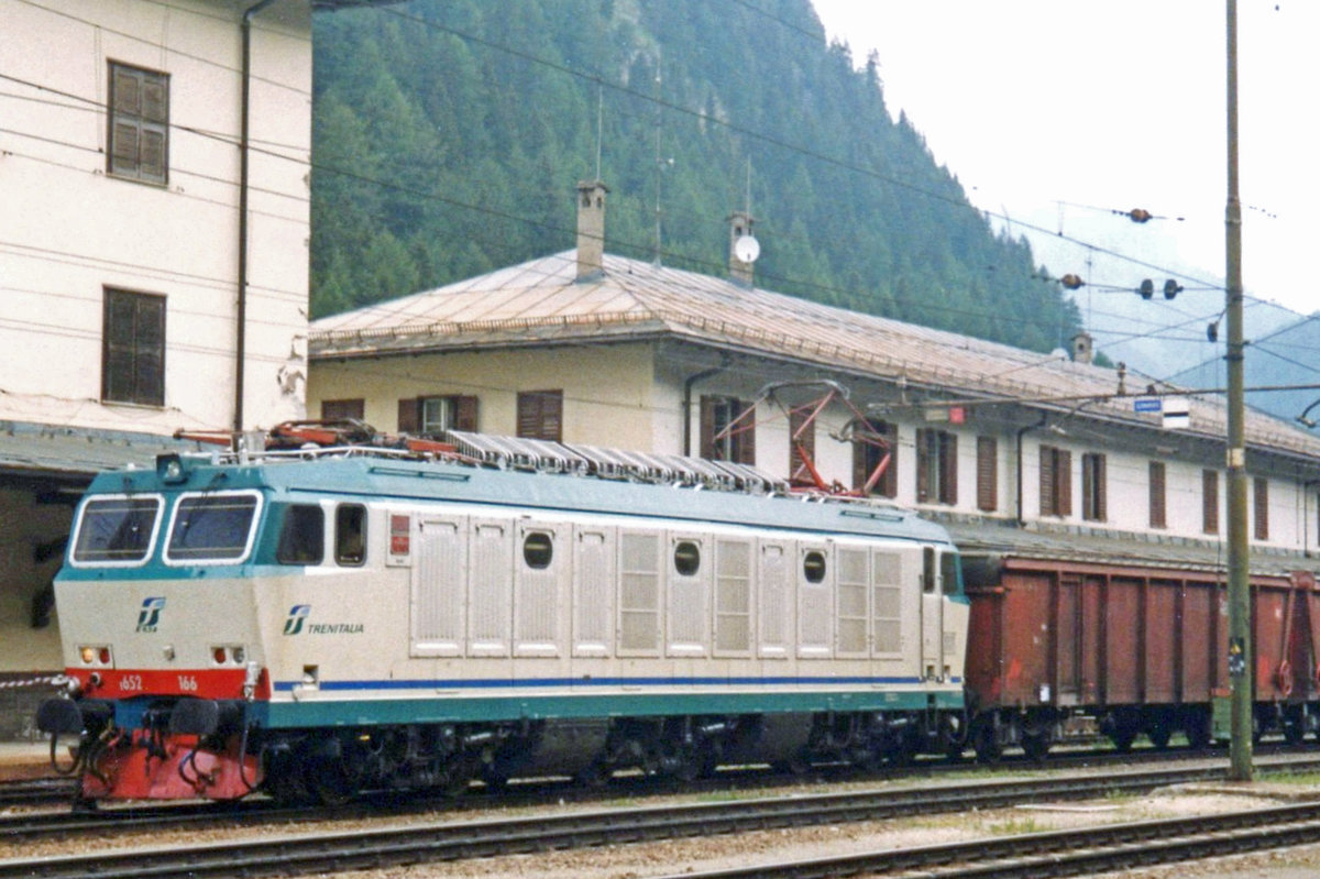 Am 4 Juni 2003 steht 652 166 mit ein Schrottzug in Brennero.