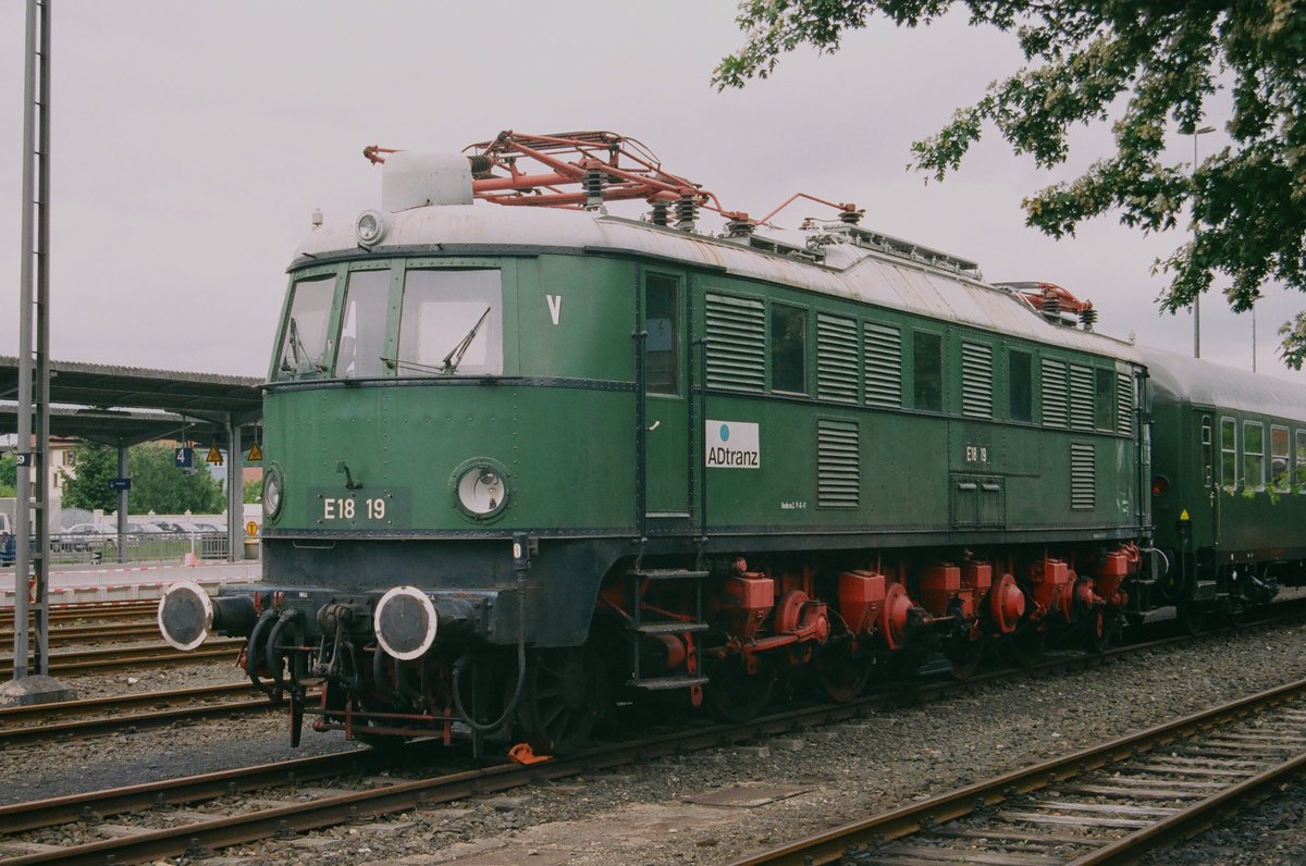  Am 4. Juni 2006 stand E18 19 im Deutschen Dampflok Museum Neuenmarkt Wirsberg. 