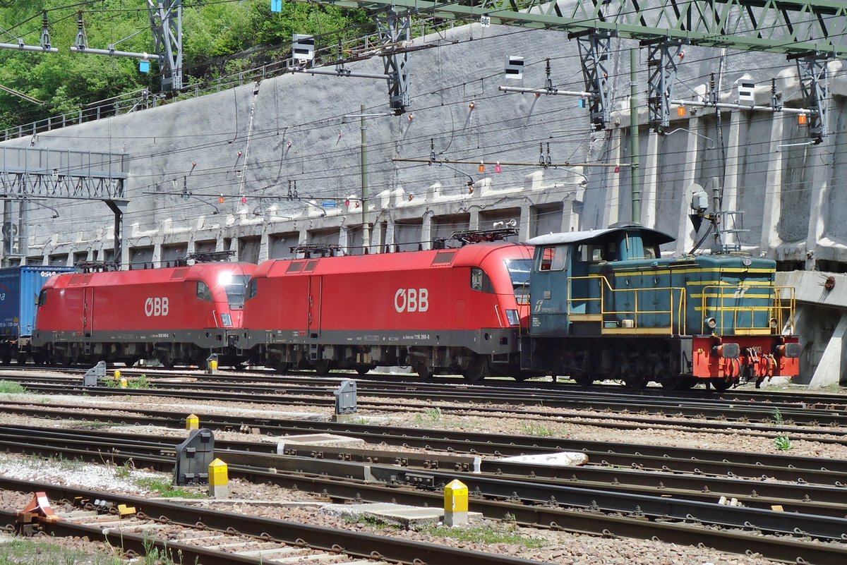 Am 4 Juni 2015 verschiebt FS D 245 6012 zwei ÖBB Tauri mit Schwung zurück ins 15 kV Wechselstrombereoch am Bahnhof von Brennero.