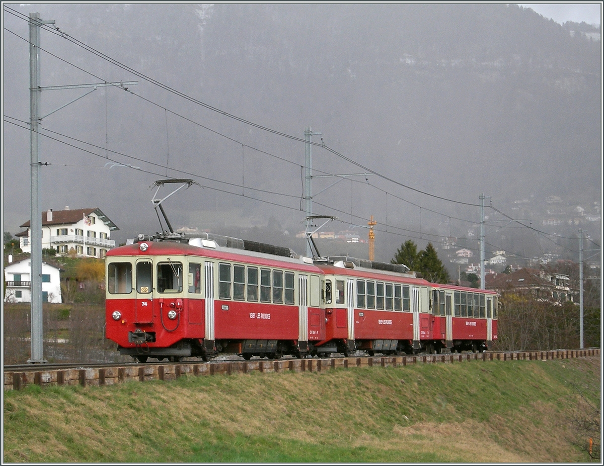 Am 4. März 2008 verkehrte dieser CEV Regionalzug mit zwei BDeh 2/4 und einen Bt Richtung Vevey und konnte kurz vor Château d'Hauteville fotografiert werden.
