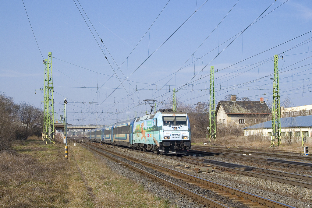 Am 4. März 2022 ist 480 009 mit dem EC 141  Semmelweis  (Wien Hbf - Budapest-Keleti) unterwegs und ist hier bei Győr-Gyárváros zu sehen. 