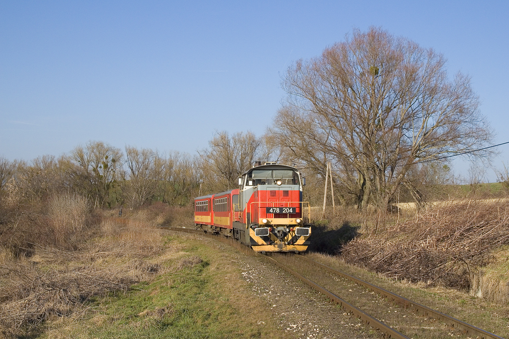 Am 4. März 2023 ist 478 204 mit Sz 39546 (Győr - Bakonyszentlászló) unterwegs und wird in Kürze Bakonygyirót erreichen. 