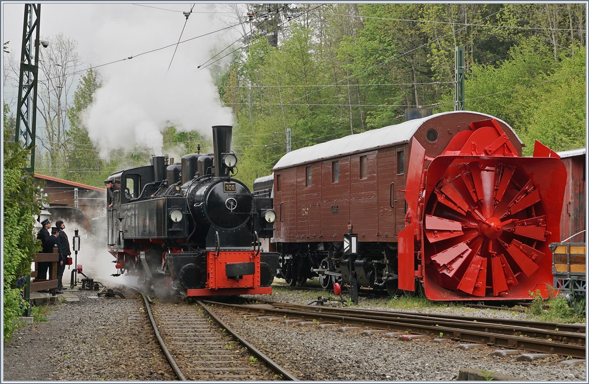 Am 4. Mai 2019 hat die 51. Saison der nun schon 53 Jahre alten Blonay-Chamby Bahn begonnen. Das Bild zeigt die G 2x 2/2 105, die bereits vor der Saisonstart zum Extrazug-Einsatz auf der TPF Strecke nach Palézieux zum Einsatz kam, beim Manöver in Chaulin. Im Hintergrund steht die Bernin-Bahn Dampfschneeschleuder. 

18. Mai 2019