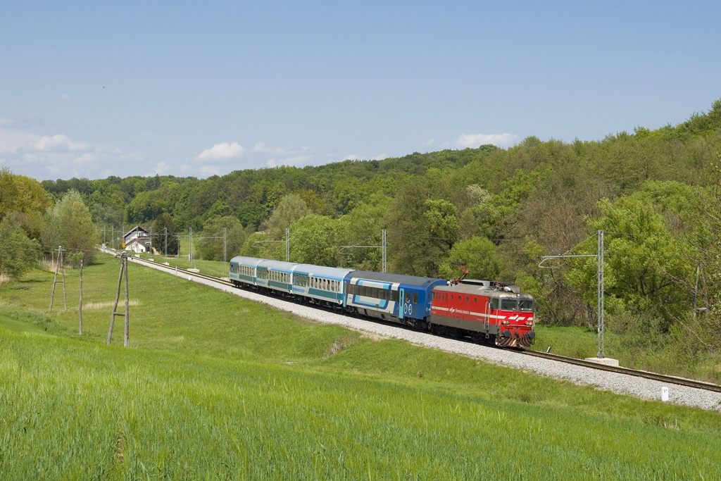 Am 4. Mai 2022 ist SŽ 342 001 mit dem MV 246  Citadella  (Budapest Déli pályaudvar - Ljubljana) unterwegs und erreicht in wenigen Augenblicken den Bahnhof Ivanjkovci. 