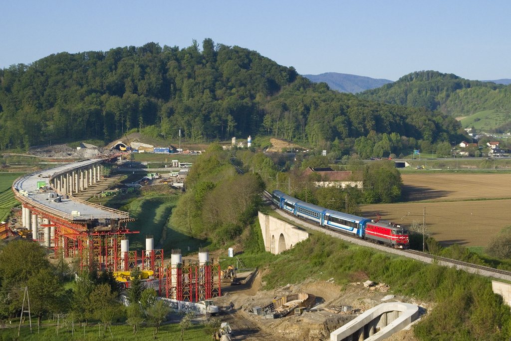 Am 4. Mai 2022 überquert 342 022 mit dem IC 311  Drava  von Ljubljana nach Budapest Keleti pu. den Talübergang über die Pesnica bei Pesnica. 