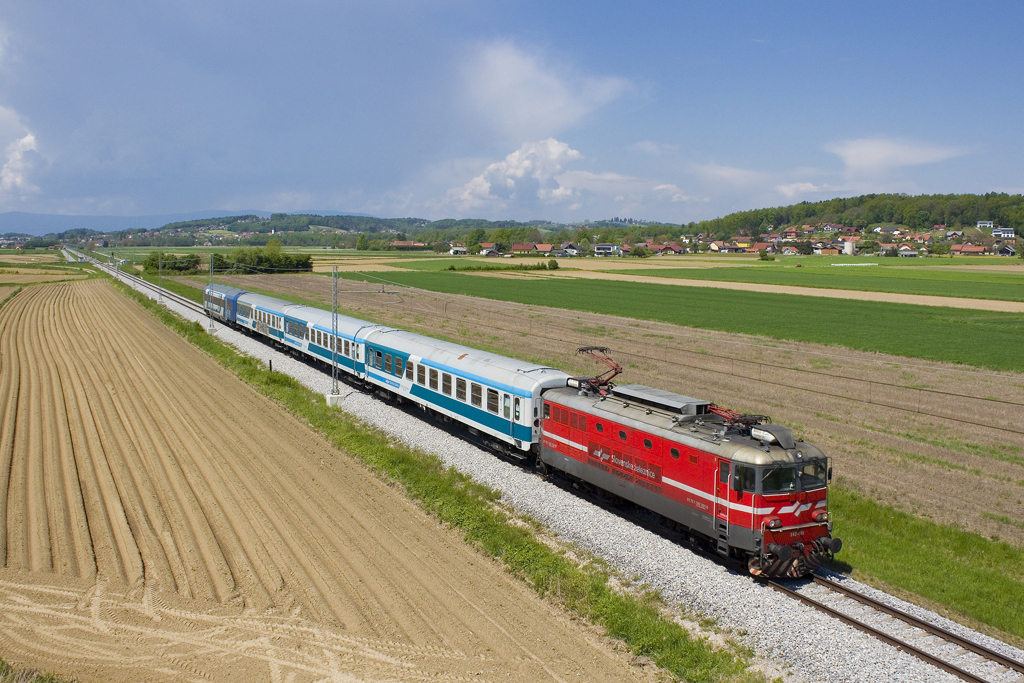 Am 4. Mai 2022 war SŽ 342 001 am slowenischen Streckenabschnitt für die Traktion des MV 247  Citadella  zuständig und konnte von mir zwischen den Bahnhöfen Ptuj und Moškanjci fotografiert werden. 