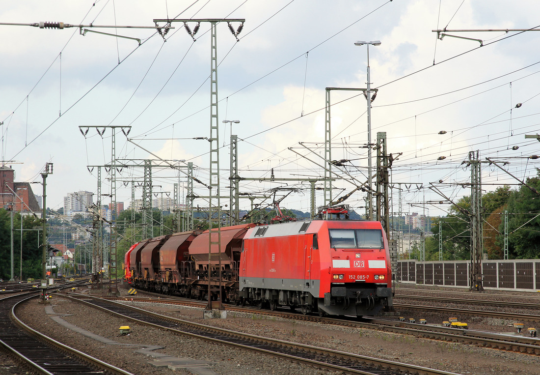 Am 4. September 2017 konnte ich im Bahnhof Fulda diesen, mit 152 085 bespannten, Ganzzug ablichten.
Ziel der Leistung war Hanau.