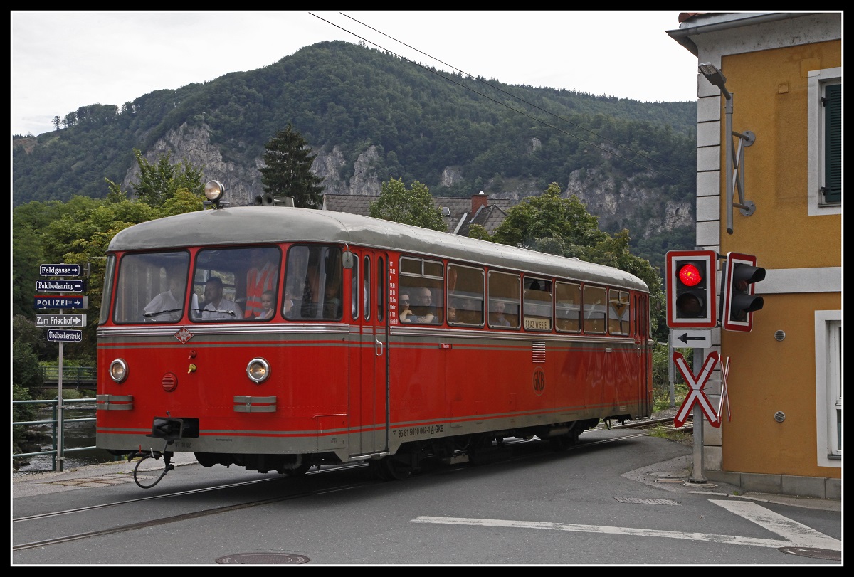 Am 4.08.2019 fuhr VT10.02 als Sonderzug von Graz nach Übelbach. Hier zu sehen bei der Ortsdurchfahrt in Deutschfeistritz.