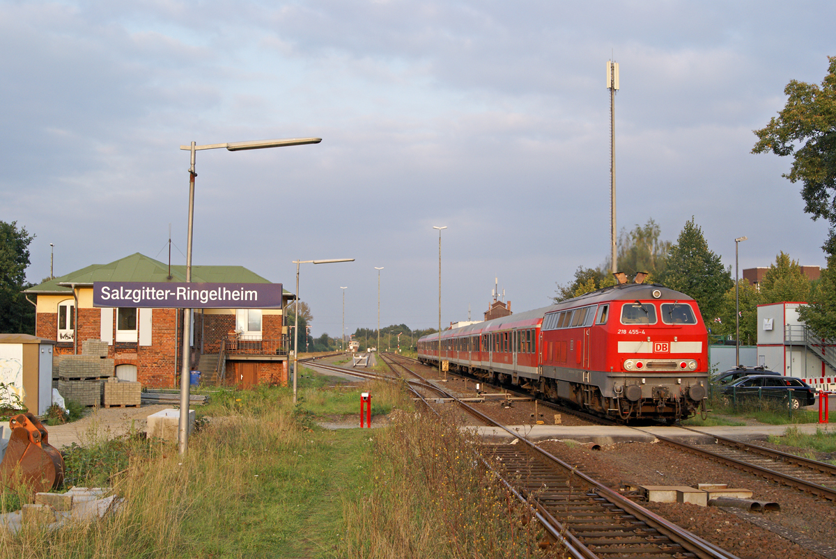Am 4.09.2014 verlässt 218 455-5 den Bahnhof Salzgitter-Ringelheim mit einem RE nach Bad Harzburg.