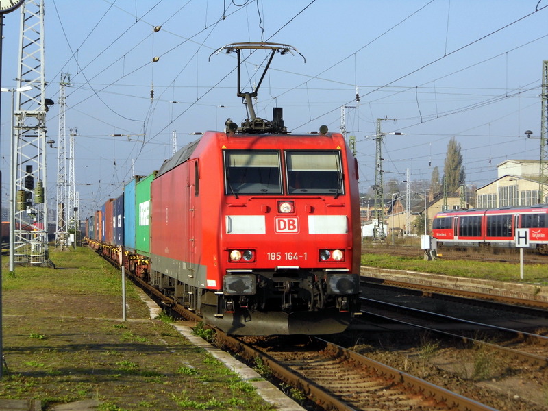 Am 4.10.2014 kam die 185 164-1 von der DB aus Richtung  Salzwedel nach Stendal und fuhr weiter in Richtung Magdeburg.