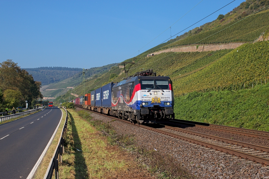 Am 4.10.2014 musste der gesamte Güterverkehr wegen Streckensperrung über die linke Rheinseite, so auch die 189 212 mit ihrem Containerzug am Bopparder Hamm