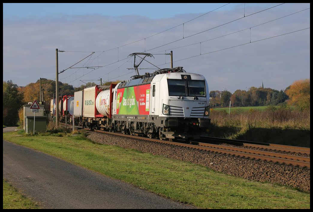 Am 4.11.2020 kam um 11.24 Uhr die DB Werbelok DAS IST GRÜN 193361 mit einem Containerzug bei Ibbenbüren Laggenbeck in Richtung Osnabrück an mir vorbei.