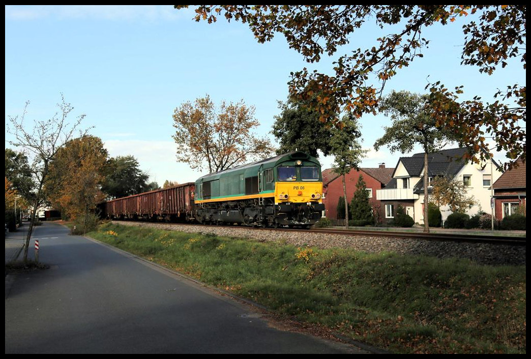 Am 4.11.2020 war wieder reger Güterverkehr auf der Werksbahn zwischen Hasbergen und Georgsmarienhütte. Um 11.54 Uhr verlässt hier die Class 66 PB 08 mit einem schweren Schrottzug Hasbergen in Richtung Georgsmarienhütte.