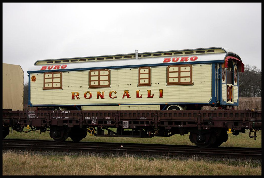 Am 4.1.2018 verließ der Circus Roncalli nach seinem Weihnachtsgastspiel wieder die Stadt Osnabrück. Die Verladung der historischen Circus Wagen fand im Hafen Gebiet von Osnabrück statt. Dort wurde der lange Circus Zug auf einem Stumpfgleis zusammen gestellt. Auf eoinem der Laads Wagen stand auch der Roncalli Büro Wagen. 