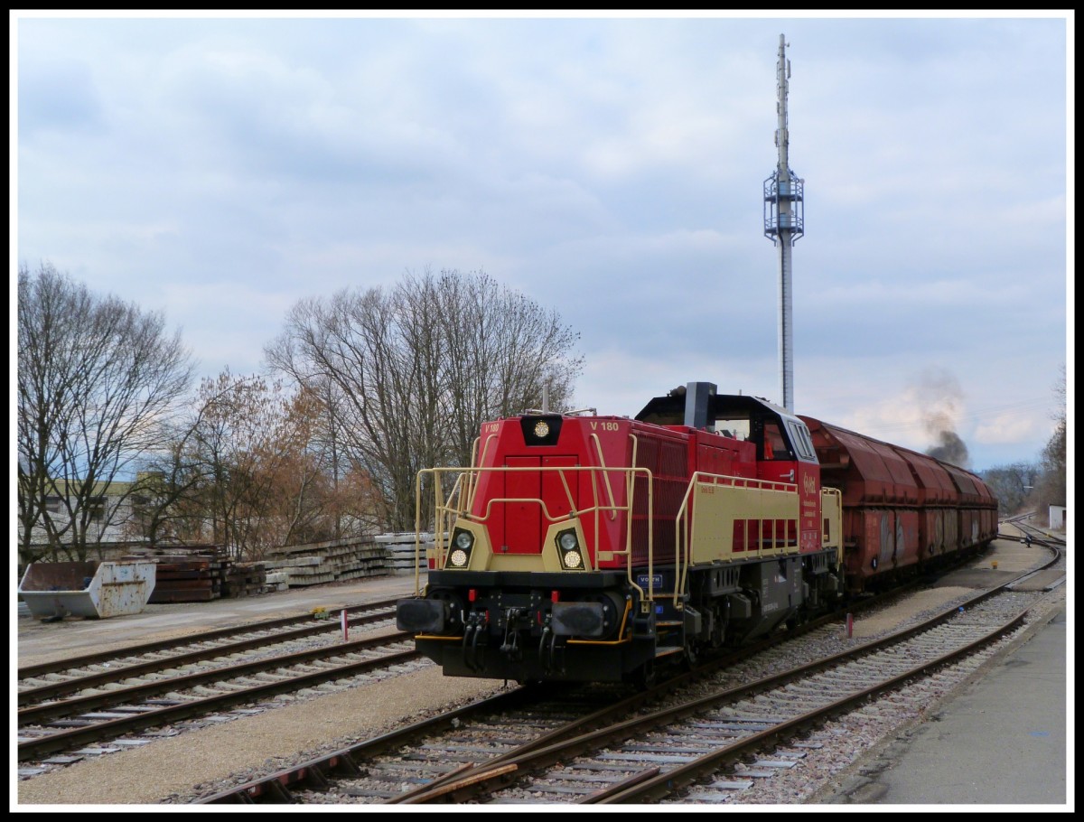 Am 4.3.14 war der HZL Salzzug aus dem Salzbergwerk in Haigerloch - Stetten mal wieder unterwegs. Zur Feier des Tages zog mal die Gravita V 180 und es schob die V 150 (Gmeinder 5649) beide Loks angehörig der HZL.
Festgehalten bei der Abfahrt aus dem Hechinger Landesbahnhof 