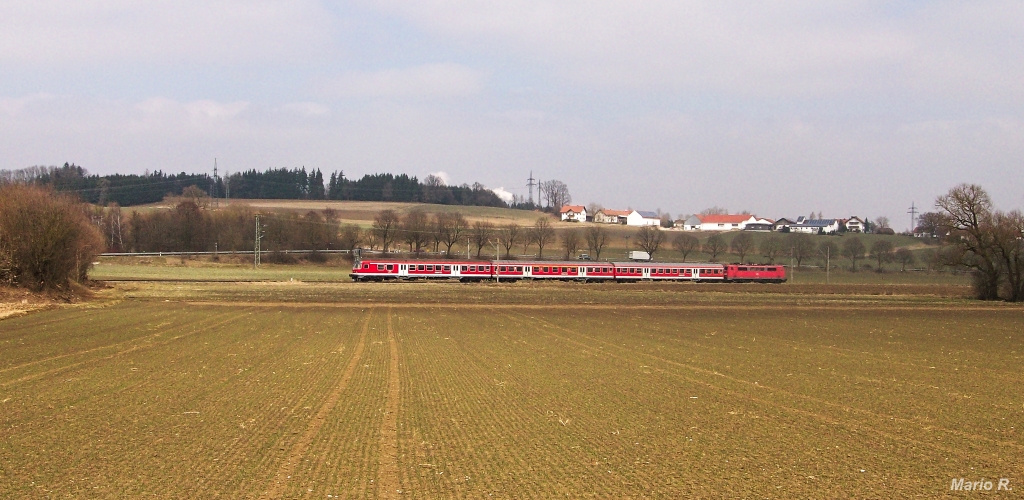 Am 4.4.13 konnte eine aus drei modernisierten Silberlingen bestehende Regionalbahn auf dem Weg von Landshut nach Freising bei Marzling fotografiert werden.
