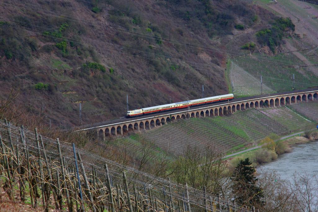 Am 4.4.2010 befuhr die Baureihe 103 mit einer historischen Rheingold
Garnitur den Pndericher Hang Viadukt in Richtung Trier.