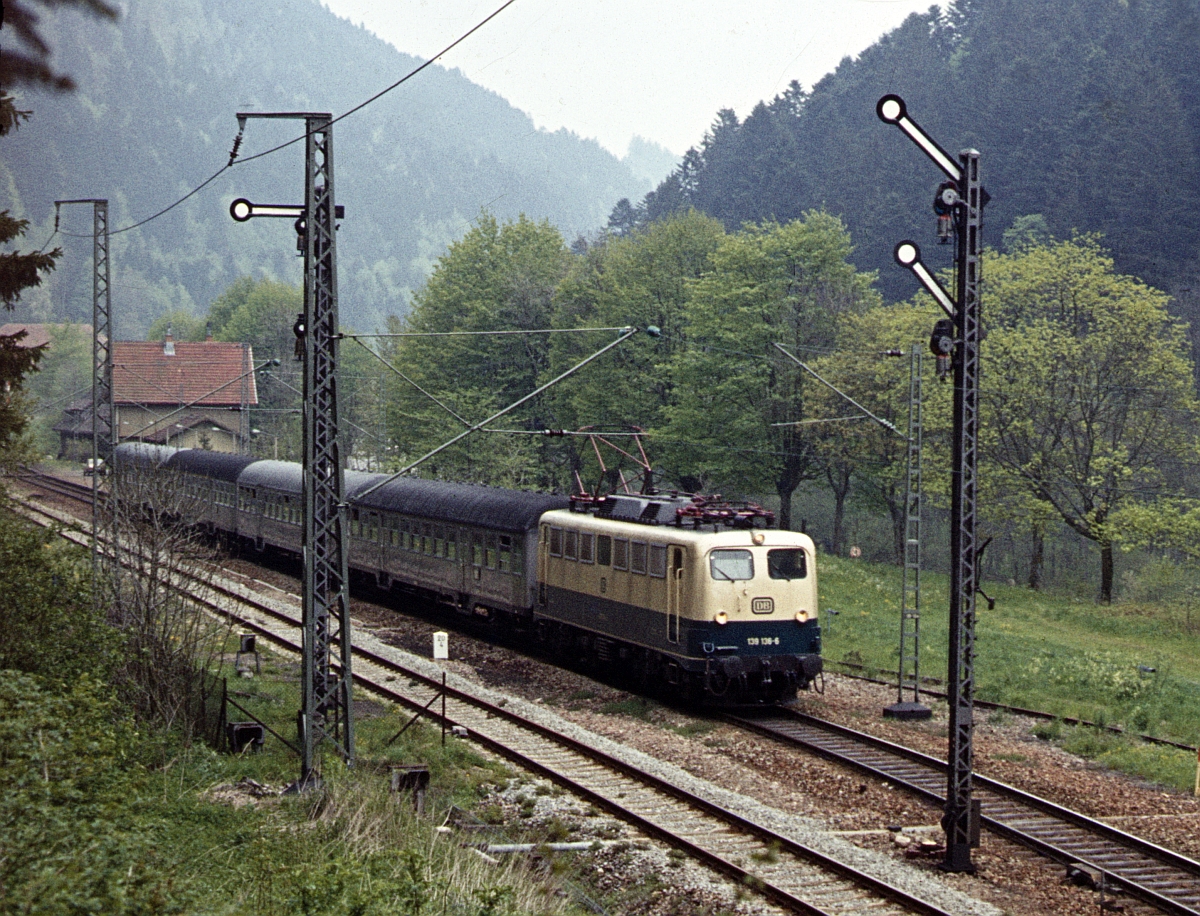 Am 4.5.1979 war der Bahnhof Posthalde noch besetzt und konnte für Kreuzungen genutzt werden, heute liegt hier nur noch ein Gleis. 