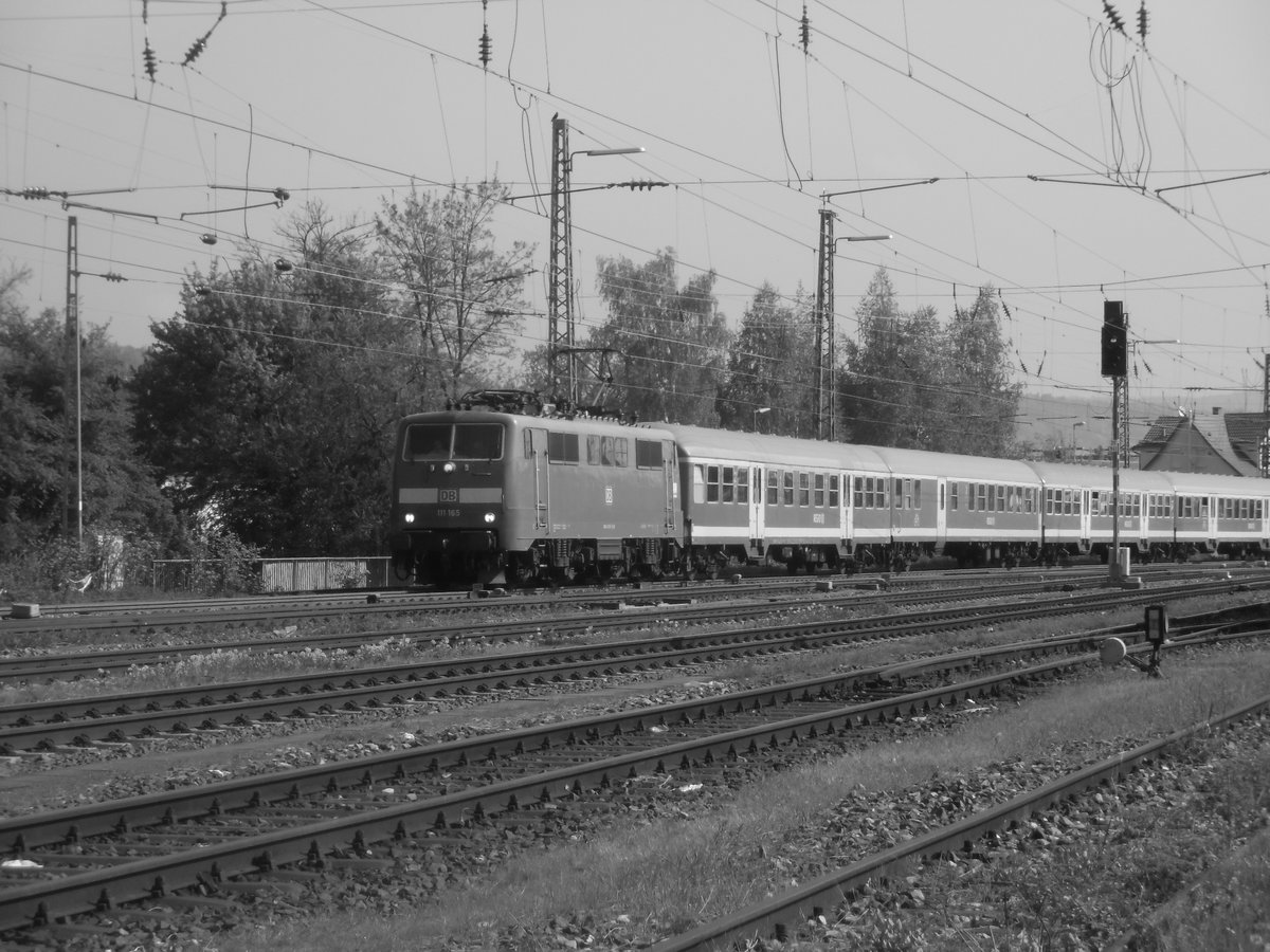 Am 4.5.2013 konnte ich die 111 165 mit dem RE Aalen nach Stuttgart bei seiner Ausfahrt in Schorndorf Fotografieren 