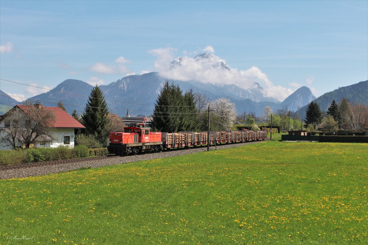 Am 4.5.2023 fährt die 1063 020 mit dem VG73624 von Admont nach Selzthal hier kurz hinter Admont vor der Kulisse des Augstein.